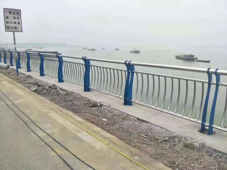 不銹鋼復(fù)合管護(hù)欄